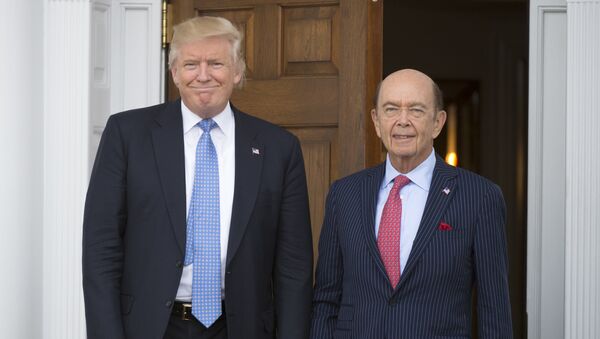 President-elect Donald Trump meets with Wilbur Ross at the clubhouse of Trump National Golf Club November 20, 2016 in Bedminster, New Jersey. - Sputnik Türkiye