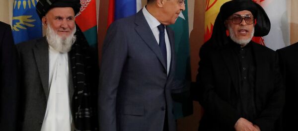 Afganistan Yüksek Barış Konseyi Başkan Yardımcısı Din Mohammad Aziz, Rusya Dışişleri Bakanı Sergey Lavrov ve Taliban'ın Katar'daki siyasi ofisi temsilcisi Şir Muhammed Abbas Stanikzay - Sputnik Türkiye