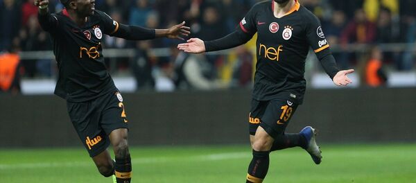 Spor Toto Süper Lig'de Kayserispor ile Galatasaray, Kadir Has Stadyumu'nda karşılaştı. Galatasaraylı oyuncu Ömer Bayram attığı gol sonrası sevincini takım arkadaşlarıyla paylaştı. - Sputnik Türkiye