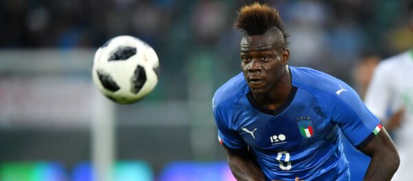 Italy's forward Mario Balotelli eyes the ball during the international friendly football match between Italy and Saudi Arabia at Kybunpark stadium in St. Gallen on May 28, 2018 - Sputnik Türkiye