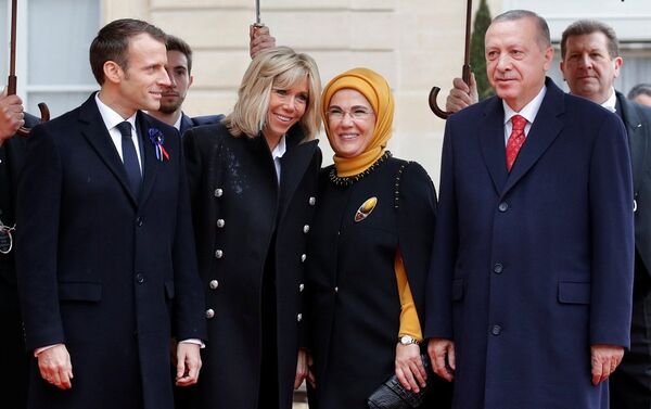 Paris'te Birinci Dünya Savaşı'nın 100. yılı etkinliklerine katılan Cumhurbaşkanı Recep Tayyip Erdoğan'ı Emmanuel Macron ve eşi karşıladı. - Sputnik Türkiye