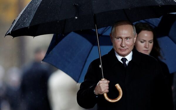 Törenler kapsamında Paris'e gelen Rusya Devlet Başkanı Vladimir Putin, Elysee Sarayı'na gitmeyerek doğrudan Zafer Takı anıtına geçti. - Sputnik Türkiye