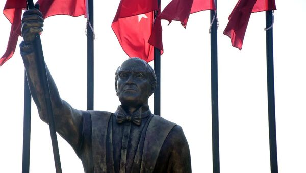 İzmir'deki Atatürk heykeli - Sputnik Türkiye