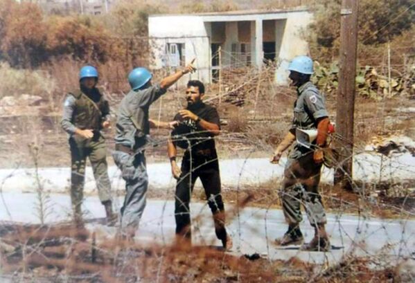 Rum eylemci Solomos Solumu, 1996 yılında Kuzey Kıbrıs tarafına doğru sınırı delmeye çalışmış, bölgedeki askerlerin uyarılarını dinlememisti. Sınırdaki Türk bayrağını indirmeye çalışan Solumu, vurularak öldürülmüştü. - Sputnik Türkiye