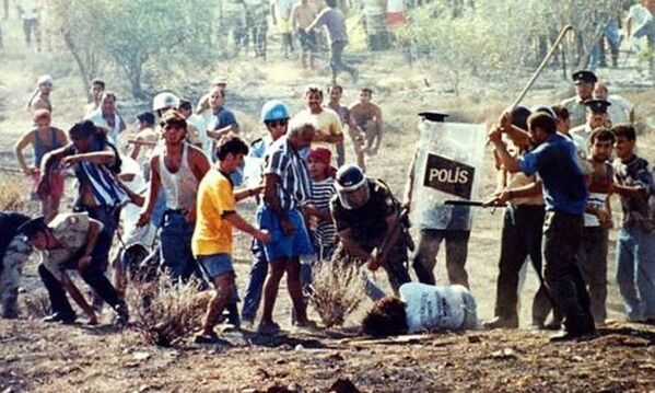 1996'da sınırı geçmeye çalışan Tasos Isak adındaki Rum da arbedede ölmüştü. - Sputnik Türkiye