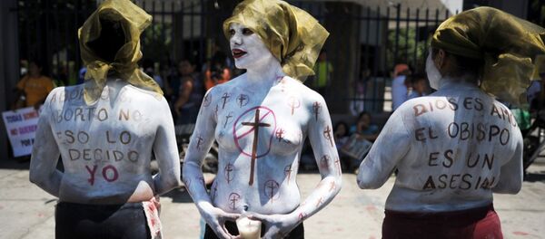 El Salvador'un başkenti San Salvador'da mahkeme binası önünde kürtaj yasağına protesto - Sputnik Türkiye