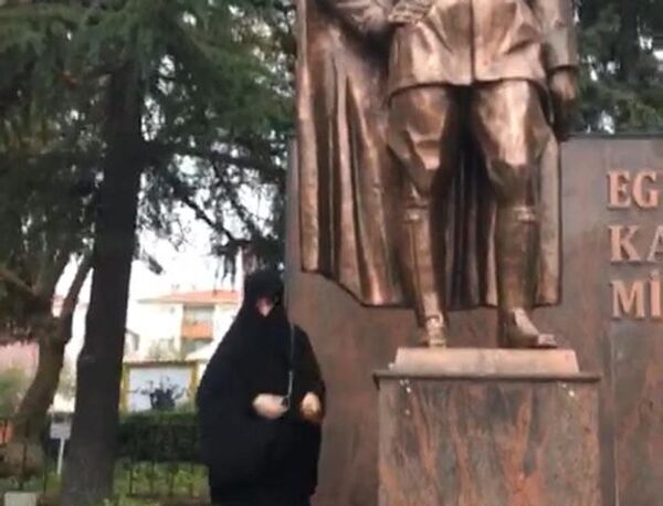 Tekirdağ'ın Çorlu ilçesinde Atatürk Anıtı’na baltayla saldıran kadın - Sputnik Türkiye