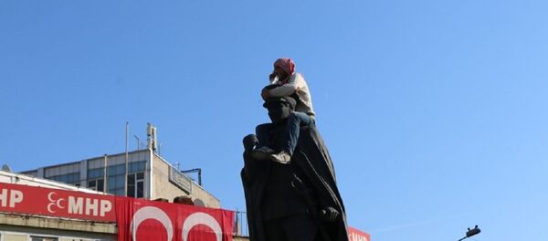 Adıyaman'da Atatürk heykeline çıkan madde bağımlısına linç girişimi - Sputnik Türkiye