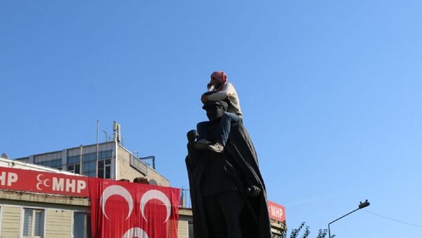 Adıyaman'da Atatürk heykeline çıkan madde bağımlısına linç girişimi - Sputnik Türkiye