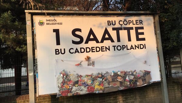 Çöpler, farkındalık için file içinde 'billboard'a asıldı - Sputnik Türkiye