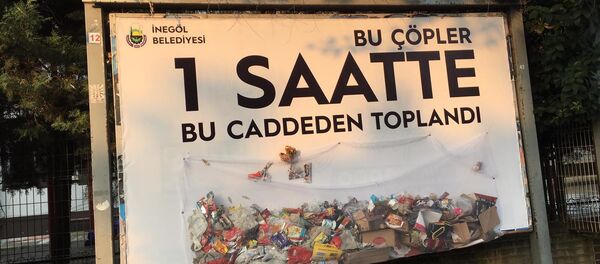 Çöpler, farkındalık için file içinde 'billboard'a asıldı Çöpler, farkındalık için file içinde 'billboard'a asıldı - Sputnik Türkiye