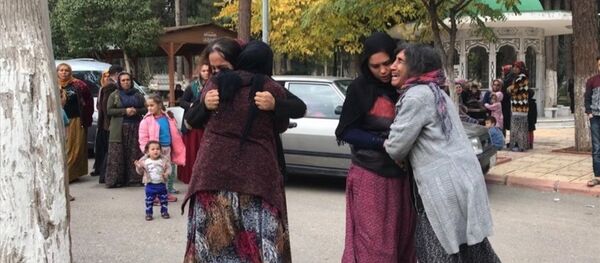 Gaziantep'in Şehitkamil ilçesinde bir kişi, imam nikahıyla birlikte yaşadığı Sebiha Sepil'i (20) pompalı tüfekle öldürdü. Sepil'in yakınları adli tıp kurumu önünde gözyaşı döktü. - Sputnik Türkiye