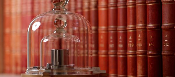 Paris yakınlarındaki Serves merkezli Uluslararası Ağırlıklar ve Ölçüler Bürosu'nda Uluslararası Kilogram Prototipi'nin bir kopyası - Sputnik Türkiye