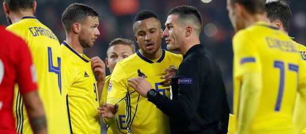 Türkiye-İsveç maçında, hakem Istvan Kovacs, İsveçli futbolcular Marcus Berg ve Martin Olsson ile konuşurken - Sputnik Türkiye