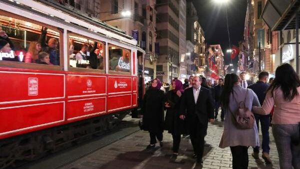 Sanayi ve Teknoloji Bakanı Mustafa Varank, eşi Esra Varank, Çalışma, Sosyal Hizmetler ve Aile Bakanı Zehra Zümrüt Selçuk ile birlikte Beyoğlu Taksim İstiklal Caddesi'nde yürüyüşe çıktı. Sanayi ve Teknoloji Bakanı Mustafa Varank, eşi Esra Varank, Çalışma, Sosyal Hizmetler ve Aile Bakanı Zehra Zümrüt Selçuk ile birlikte Beyoğlu Taksim İstiklal Caddesi'nde yürüyüşe çıktı. - Sputnik Türkiye