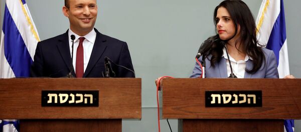 Naftali Bennett ile Ayelet Şaked, Knesset'te basın toplantısı düzenledi. - Sputnik Türkiye