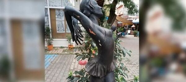 Türkiye'nin ilk balerininin heykeline tecavüz girişimi - Meriç Sümen - Sputnik Türkiye