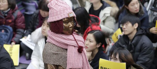 Seul'de seks köleliliği kurbanlarının anısına dikilen heykelin etrafında Japonya'nın seks kölesi kullanma politikası ve bunun için tam manasıyla özür dilememesi her hafta protesto ediliyor. - Sputnik Türkiye