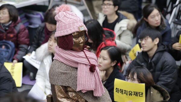 Seul'de seks köleliliği kurbanlarının anısına dikilen heykelin etrafında Japonya'nın seks kölesi kullanma politikası ve bunun için tam manasıyla özür dilememesi her hafta protesto ediliyor. - Sputnik Türkiye