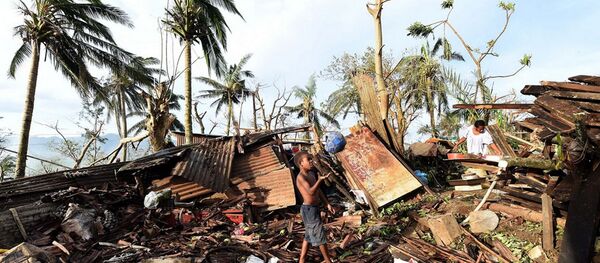 5. kategoriden Pam Kasırgası'nın vurduğu Vanuatu'nun başkenti Port Vila'da bir çocuk evinin yıkıntılar arasında top oynarken - Sputnik Türkiye
