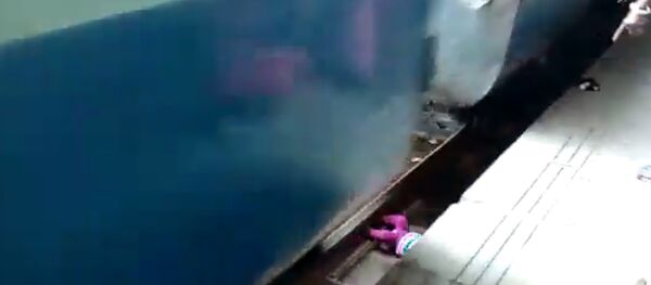 Hindistan'da bir çocuk tren raylarına düştü - Sputnik Türkiye