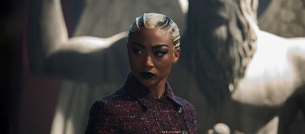 Davalık olan şeytani heykelli Sabrina dizisinden bir sahne - Sputnik Türkiye