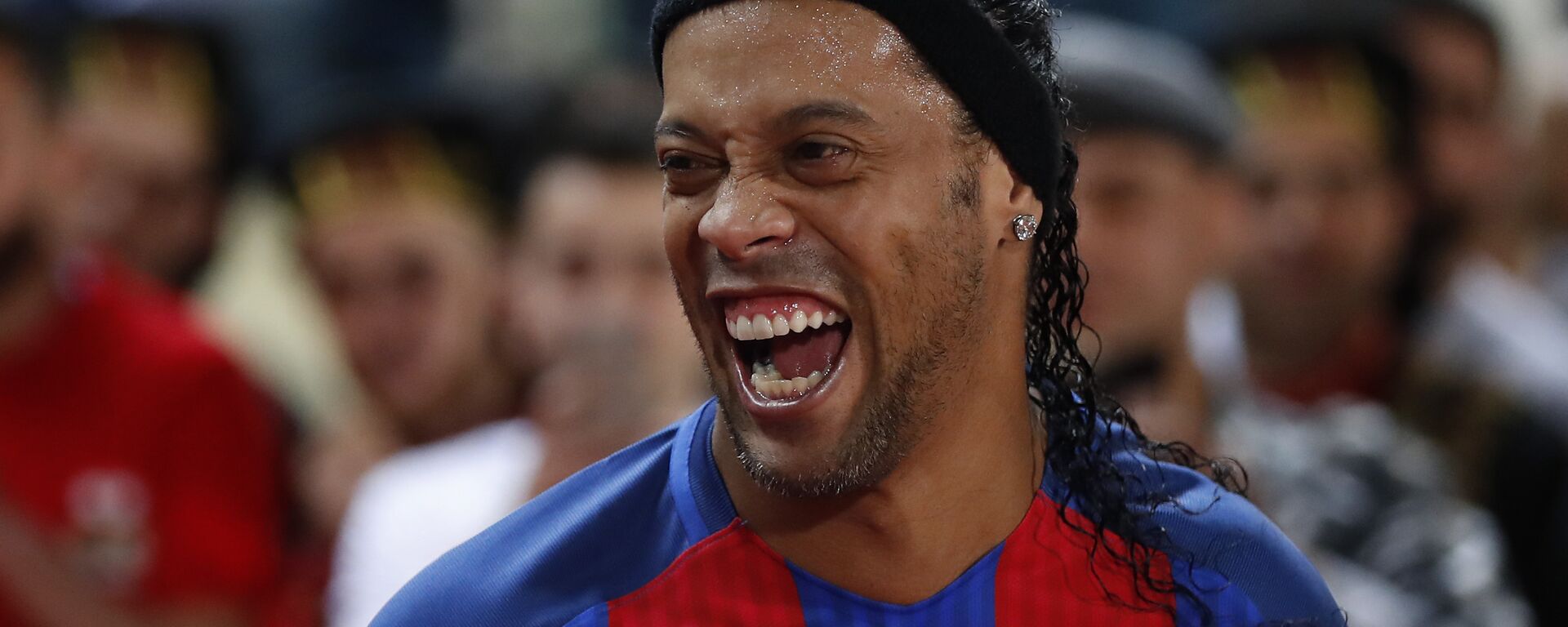 Former FC Barcelona player Ronaldinho, laughs as he enters the stadium during a friendly soccer match between the FC Barcelona and Real Madrid Legends, at the Camille Chamoun Sports City in Beirut, Lebanon, Friday,  - Sputnik Türkiye, 1920, 28.02.2024