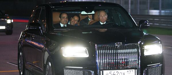 Rusya Devlet Başkanı Vladimir Putin ve Mısır Cumhurbaşkanı Abdül Fettah El Sisi, ‘Soçi Autodrom’ yolunda Aurus otomobiliyle devletbaşkanlığı kortejinde. - Sputnik Türkiye