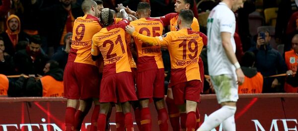 Spor Toto Süper Lig'de 13. haftanın ilk maçında Galatasaray ile Atiker Konyaspor, Türk Telekom Stadı'nda karşı karşıya geldi. Bir pozisyonda maçın hakemi Hüseyin Göçek, VAR sistemine başvurdu. - Sputnik Türkiye