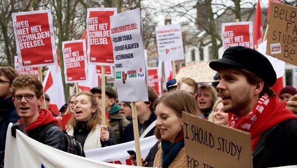 Hollanda'da karşılıksız bursları kaldırılan öğrencilerden protesto - Sputnik Türkiye