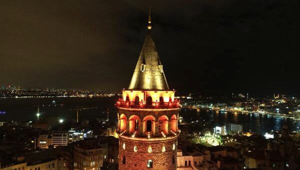 Galata Kulesi 'kadına şiddet' farkındalığı için turuncu renge büründü. - Sputnik Türkiye