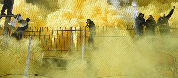 Задымление пирофакелами на трибунах во время футбольного матча команд Aris Thessaloniki и Boca Juniors на стадионе в греческих Салониках - Sputnik Türkiye