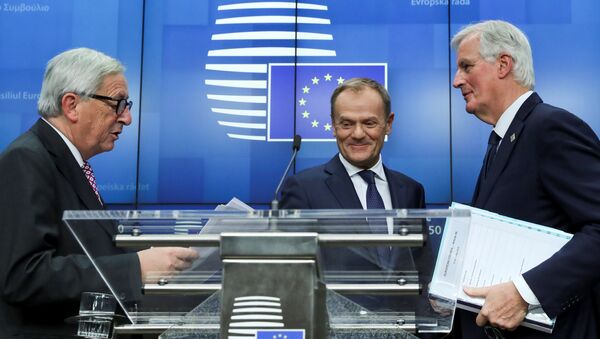 AB Konseyi Başkanı Donald Tusk, AB Komisyonu Başkanı Jean-Claude Juncker ve AB Komisyonu Brexit Başmüzakerecisi Michel Barnier - Sputnik Türkiye