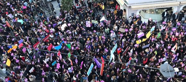 Taksim'de kadınlara müdahale Taksim'de kadınlara müdahale - Sputnik Türkiye