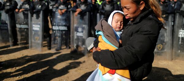 ABD-Meksika sınırındaki göçmenler ABD-Meksika sınırındaki göçmenler - Sputnik Türkiye