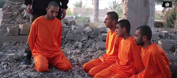 IŞİD'in propaganda organı El Barakah tarafından yayımlanan yaklaşık 7 dakikalık videoda, DSG'lilerin boğazlanarak öldürülme görüntüleri yer alıyor. - Sputnik Türkiye