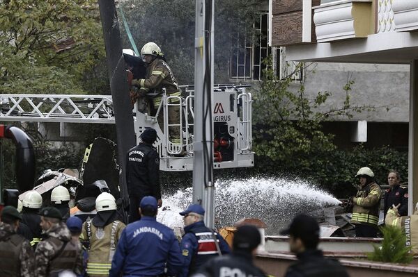 Helikopterin pervanesi, belediye ekipleri tarafından elektrikli testere ile kesildi.  - Sputnik Türkiye
