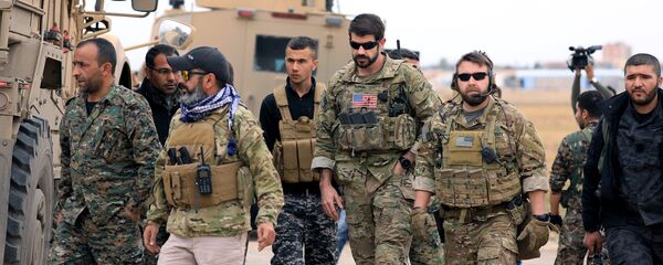 Türkiye sınırı yakınındaki Haseke'de devriye gezen ABD askerleri ile DSG mensupları - Sputnik Türkiye