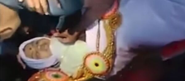 Cenazesinde gelin oldu: Hintli bir adam verdiği sözü tutmak için ölen kız arkadaşıyla nikah kıydı - Sputnik Türkiye