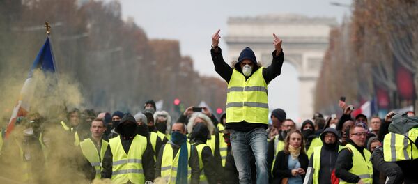 Direksiyon başında ekmek parası kazanırken akarkayıt fiyatlarından darbe üzerine darbe yiyen Fransızlar, 17 Kasım'dan beri sarı yelekleri geçirip sokaklara dökülüyor. Paris'teki meşhur Şanzelize de bir kez daha barikatlara sahne oluyor. - Sputnik Türkiye