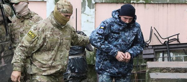 Kerç Boğazı'nda gözaltına alınan Ukrayna deniz kuvvetleri askerleri,  FSB görevlilerinin nezaretinde Simferopol'de mahkemeye çıkarıldı. - Sputnik Türkiye