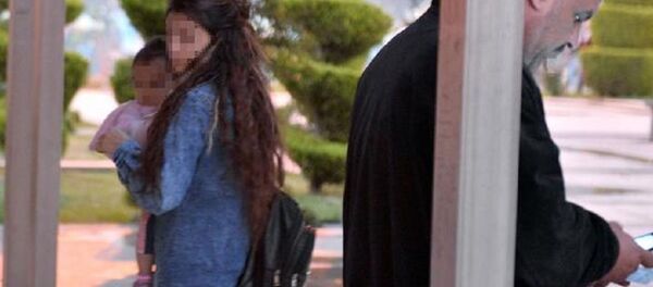 Bebeğini satmak istediği iddia edilen anne Bebeğini satmak istediği iddia edilen anne - Sputnik Türkiye