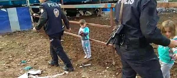 Osmaniye, çocuklarını çite bağlayan Suriyeli baba gözaltına alındı - Sputnik Türkiye