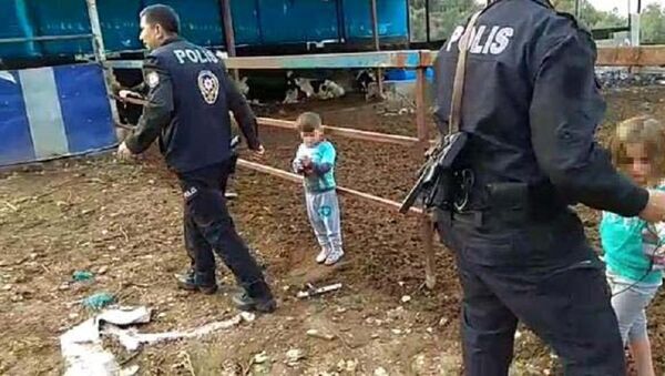 Osmaniye, çocuklarını çite bağlayan Suriyeli baba gözaltına alındı - Sputnik Türkiye