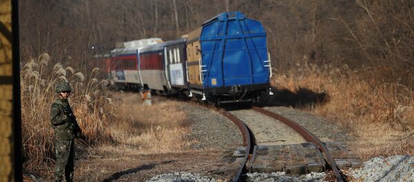 İki ülke arasındaki askerden arındırılmış bölgeden geçen Güney Kore trenlerinin taşıdığı yetkililer, Kuzey Kore demiryollarında incelemelere başladı. - Sputnik Türkiye