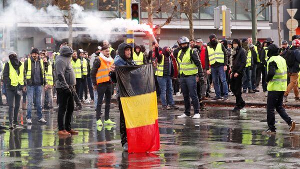 'Sarı yelekliler'in protestosu Brüksel'e sıçradı - Sputnik Türkiye