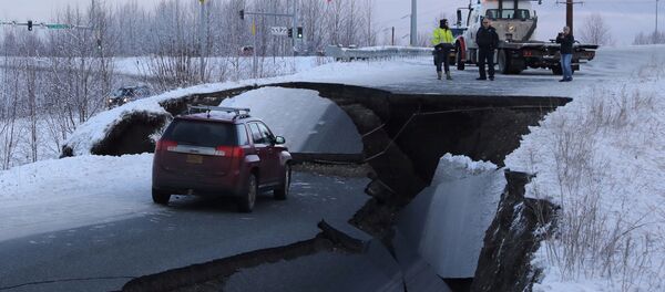 Alaska'da deprem nedeniyle yollar yarıldı - Sputnik Türkiye