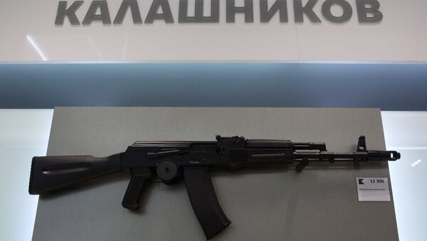 AK-74 assault rifle is sold at a newly opened store of Concern Kalashnikov at Sheremetevo Airport - Sputnik Türkiye