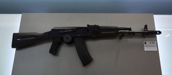 AK-74 assault rifle is sold at a newly opened store of Concern Kalashnikov at Sheremetevo Airport - Sputnik Türkiye