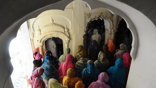 Sikh women pilgrims stand during a religious ceremony at Gurdwara Dera Sahib in Lahore on June 16, 2011 - Sputnik Türkiye